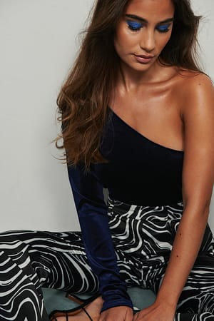 Dark Blue Velvet op met een mouw
