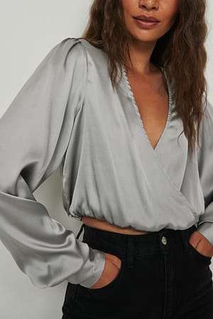 Clay Gray Recycelte Satinbluse Overlap