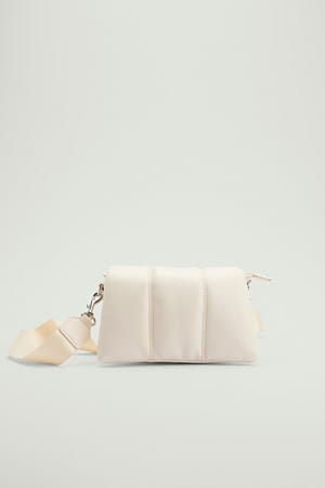 Offwhite Vadderad crossbodyväska