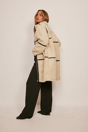 Beige Teddy-Jacke mit PU-Gürtel