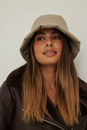 Beige Puffy bøttehatt