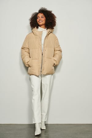 Light Beige Gefütterte Jacke mit Gürtel aus recyceltem Material