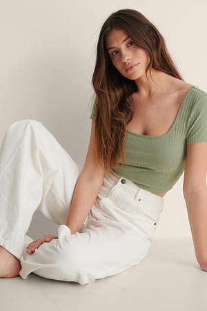 Light Khaki Recyceltes Ripp-Crop-Top mit kurzen Ärmeln und tiefem Rundhalsausschnitt