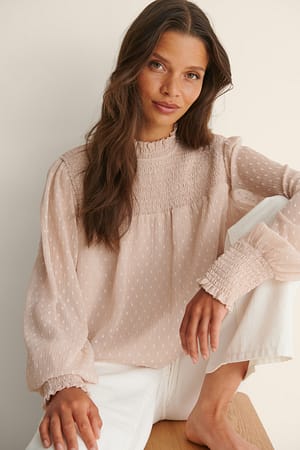 Dusty Pink Recycelte ratière Smocked Rüschenausschnitt Bluse
