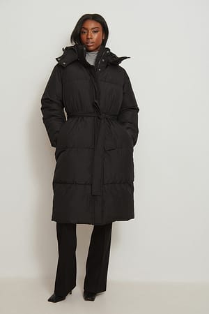 Black Recycelte gefütterte Jacke mit Gürtel