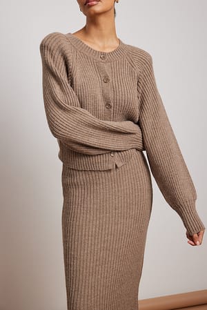 Taupe Ribbstickad cardigan med axelvadd