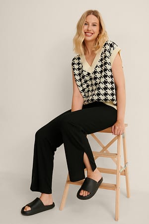 Black Recycelte Ripp-Hose mit Schlitz-Detail