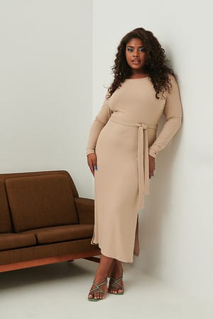 Beige Recyceltes geripptes Kleid mit Gürtel