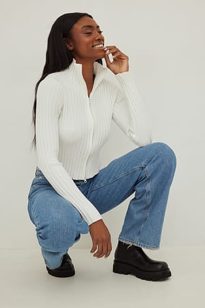 Offwhite Gerippter Strickpullover mit hohem Ausschnitt