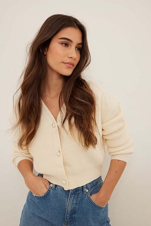 White Gerippter Strickcardigan mit Perlenknopf