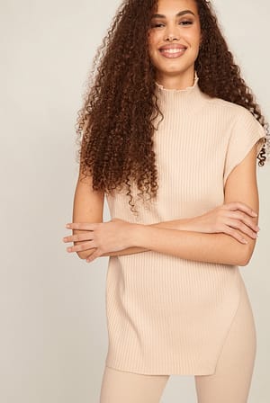 Beige Ribbestrikket vest med slitte detaljer