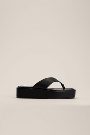 Zapatillas planas con tiras en el dedo