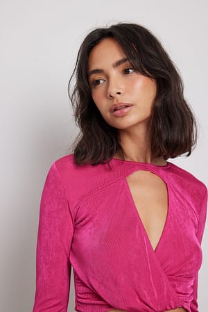 Pink Topp med nyckelhål och vriden detalj