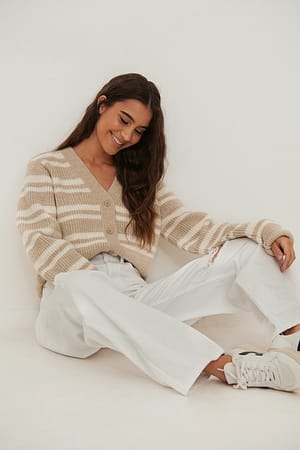 Beige Strickweste mit einem V-Ausschnitt