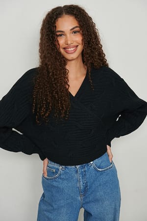 Black Recycelter Strickpullover im Zopfmuster mit Wickeldetail