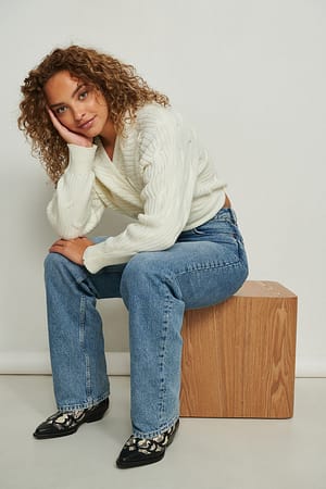 Offwhite Recycled kabelstickad tröja med omlottdetalj