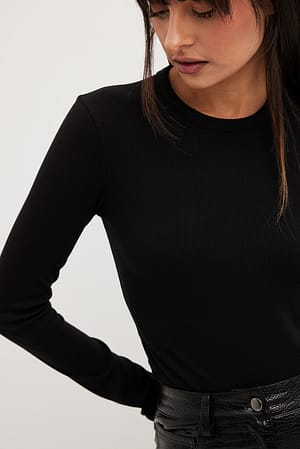Top acanalado de manga larga con cuello redondo reciclado