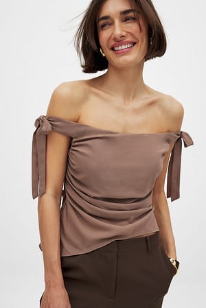 Taupe Top med off-shoulder og bindedetalje