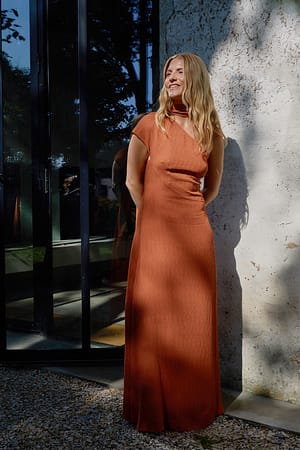 Terracotta Maxikleid mit One-Shoulder-Träger und Rückendetail