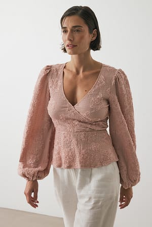 Pink Slå-om bluse med vide ærmer