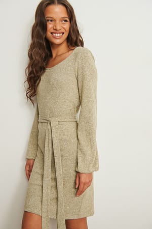 Dark Olive Robe mini ceinturée à épaules tombantes recyclée