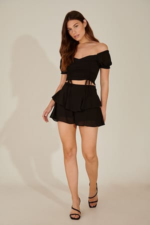 Black Short avec détail volant en matière recyclée