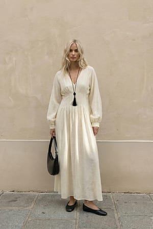 Cream Vestido midi con escote en V y cintura plisada