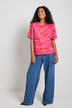 Red/Pink Zebra T-shirt met brede schouders