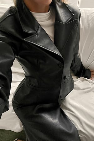 Åtsittande blazer i PU