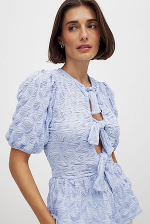 Light Blue Topp med knyting og puffermer