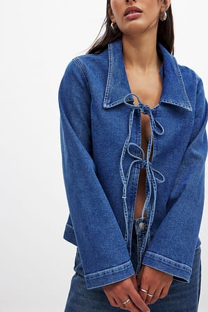 Skjorte i almindelig pasform i denim med kravedetalje