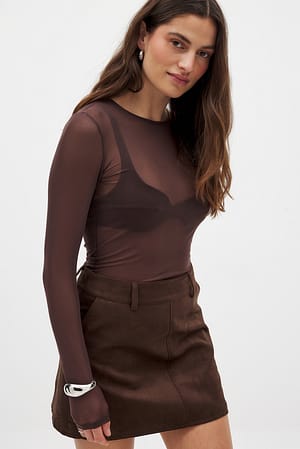 Top de malla entallado con cuello redondo
