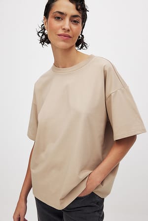 Kraftig t-shirt med vide ærmer og rund halsudskæring