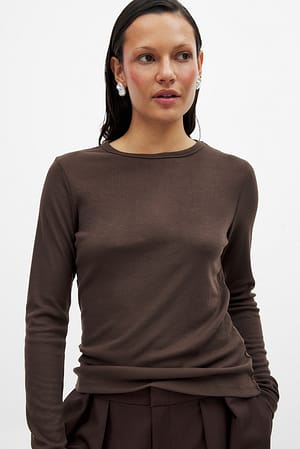 Dark Brown Ribtopp med rund hals og lange ermer