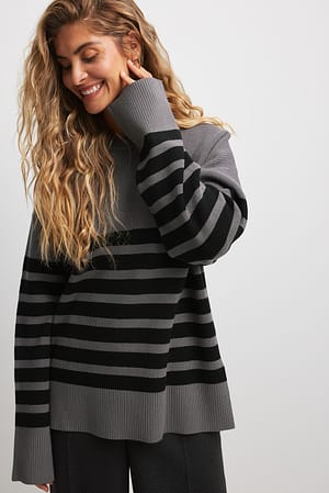 Strikket sweater med striber og rund hals