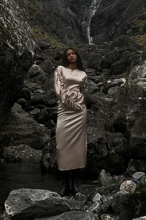 Beige Robe mi-longue froncée en tissu satiné