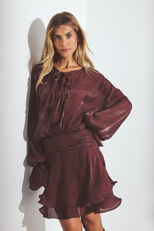 Burgundy Minikleid mit Rüschen und Rüschen an der Taille