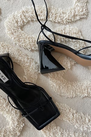 Black Triangel hakschoenen met satijnen bandjes