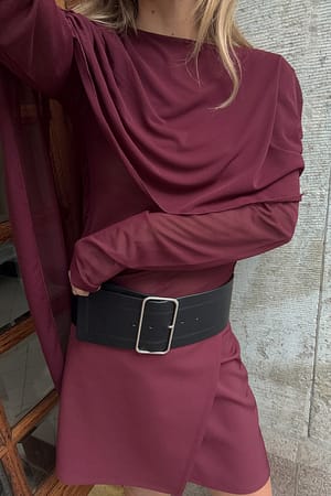 Topp med skjerf og kappe
