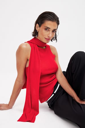 Red Stickad topp med scarfdetalj