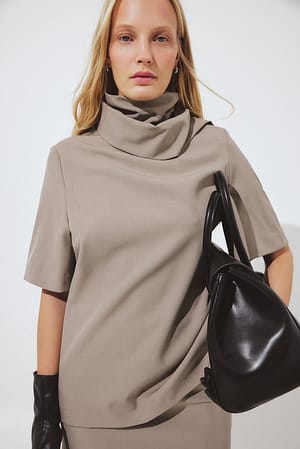 Light Taupe Figursyet t-shirt med tørklædedetalje