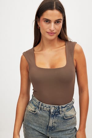Kortærmet bodysuit med rund hals
