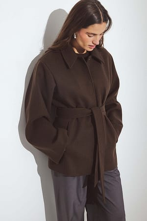 Brown Korte jas met riem en naaddetail