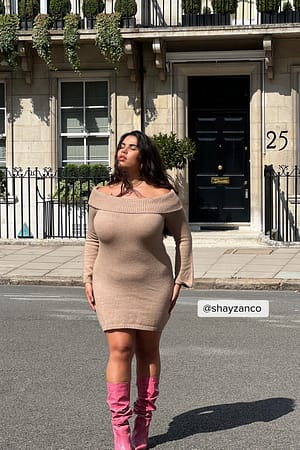 Light Brown Schulterfreies Strick-Minikleid mit Faltendetails