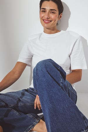 White T-shirt med axelvadd