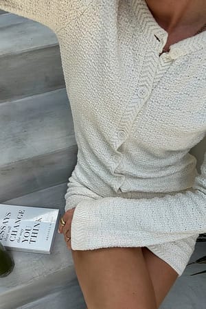 Offwhite Strick-Minikleid mit Knöpfen