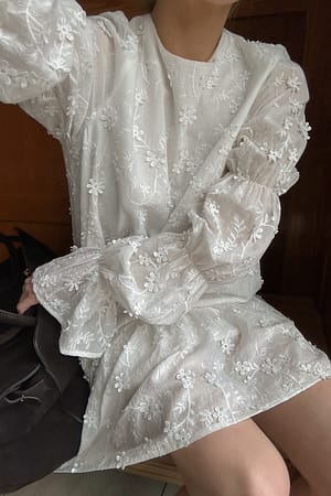 White Kleid mit Detail am Ärmel