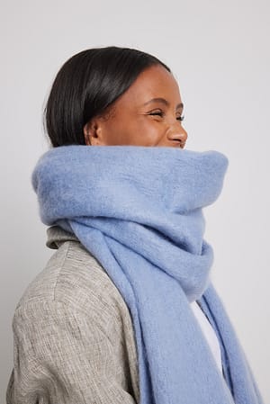 Dusty Blue Återvunnen mjuk scarf med flätade fransar