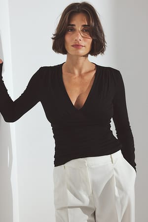 Black Soft Line topp med rysjer og V-hals