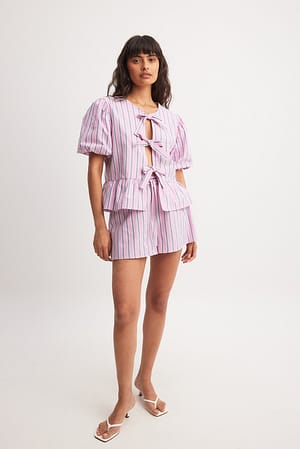 Randiga shorts med snörningsdetalj